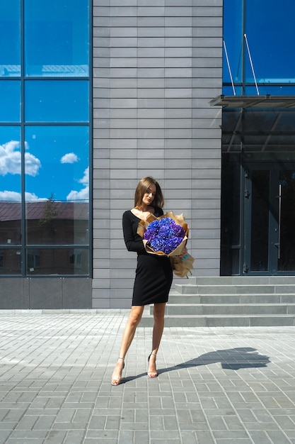 Belle femme avec un bouquet d'hortensias