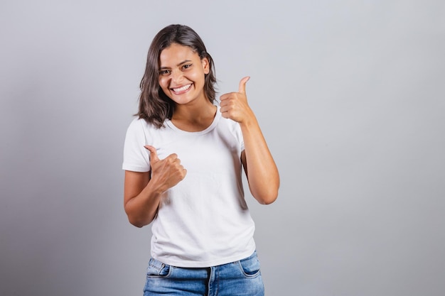 Belle femme brésilienne denim et blanc comme pouce levé approbation positive