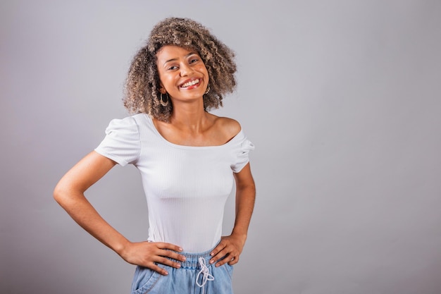 Belle femme brésilienne noire en tenue décontractée les mains sur les hanches