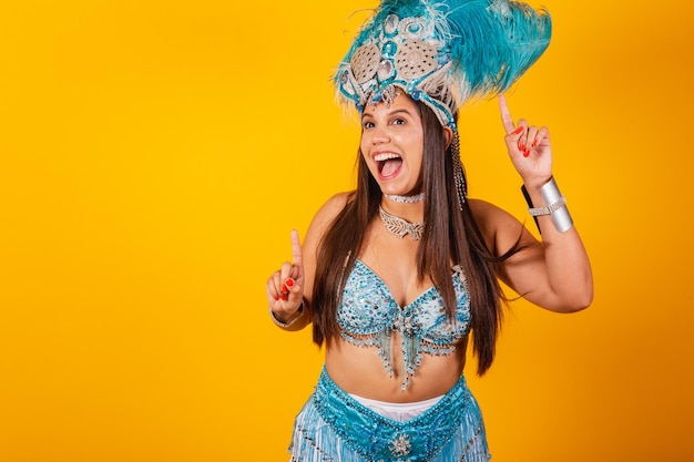 Belle femme brésilienne avec des vêtements de carnaval bleu couronne de plumes reine du carnaval dansant