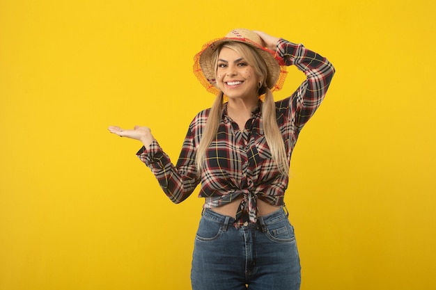 Belle femme brésilienne avec des vêtements festa junina sur fond jaune