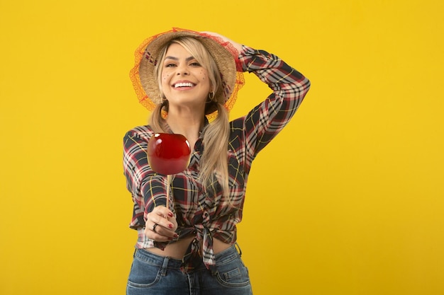 Belle femme brésilienne avec des vêtements festa junina sur fond jaune