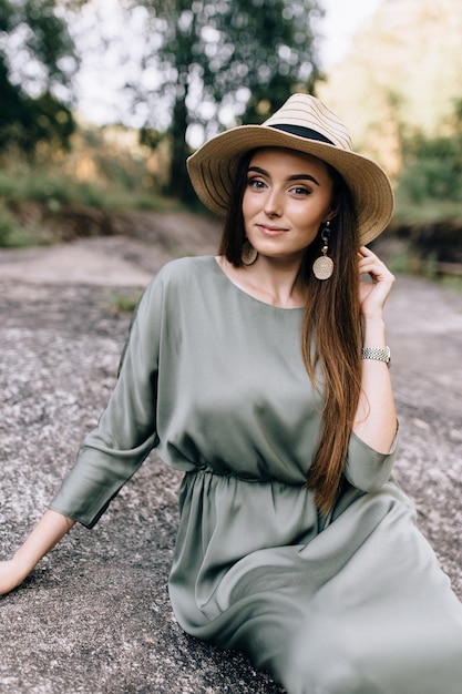 Photo belle femme brune au chapeau et au chapeau ayant un sourire magique et sincère, heureuse de recevoir la proposition de son petit ami. émotions positives et concept de beauté