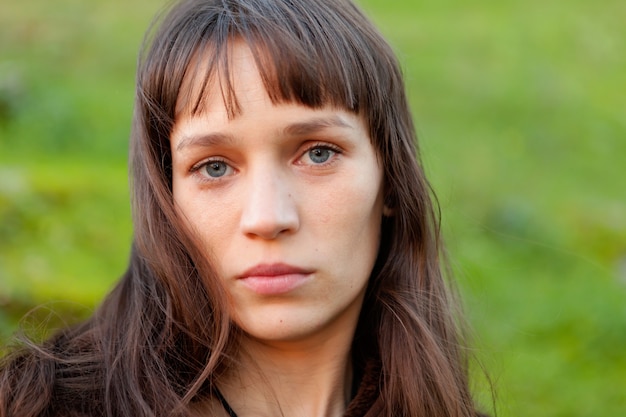 Belle femme brune aux yeux bleus