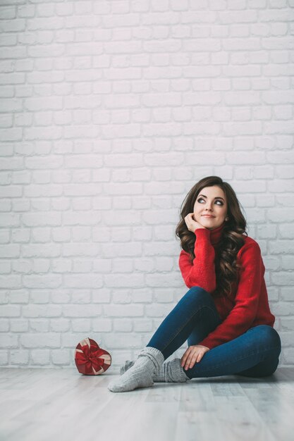 Belle femme brune avec une boîte-cadeau