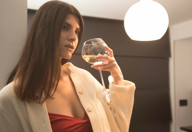 belle femme brune buvant du vin