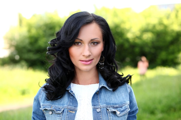 Belle femme brune en casual au parc