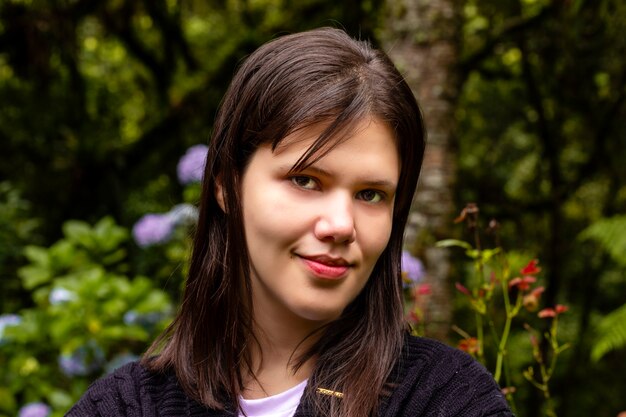 Belle femme brune dans le parc