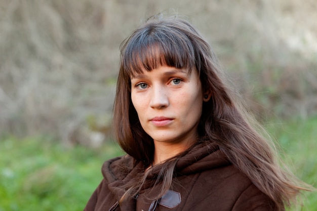 Belle femme brune dans le parc