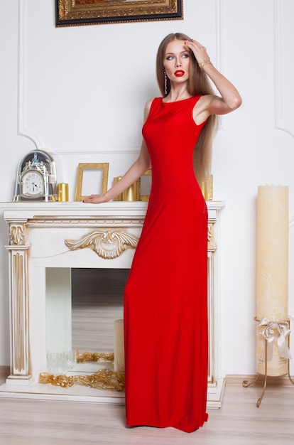 Belle femme brune dans une robe rouge
