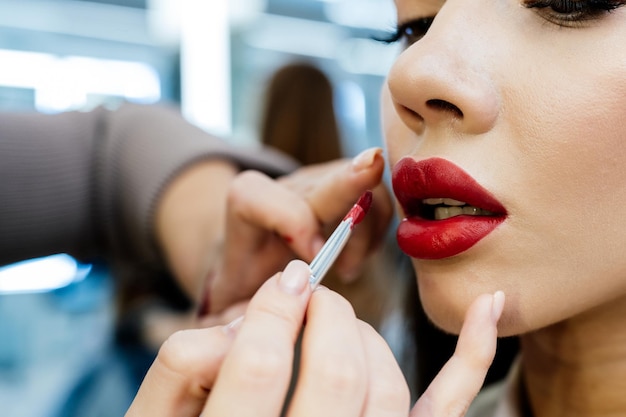 Belle femme brune dans un salon de beauté