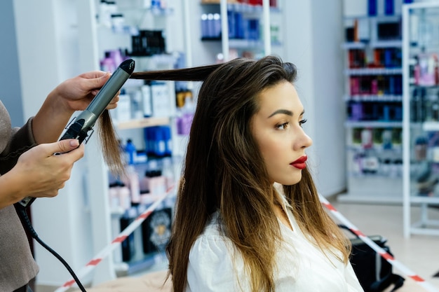 Belle femme brune dans un salon de beauté