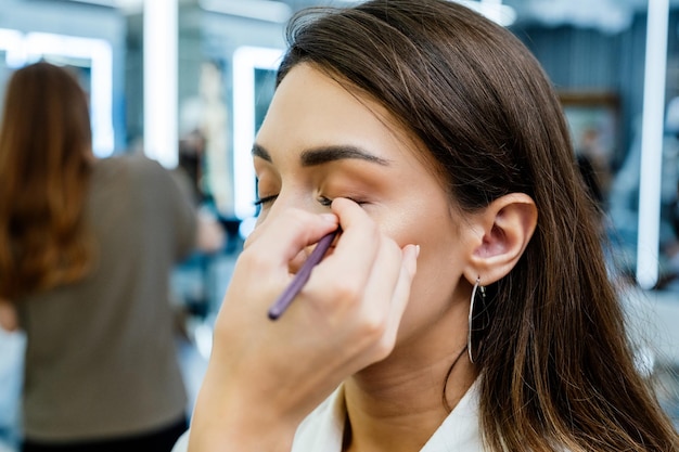 Belle femme brune dans un salon de beauté