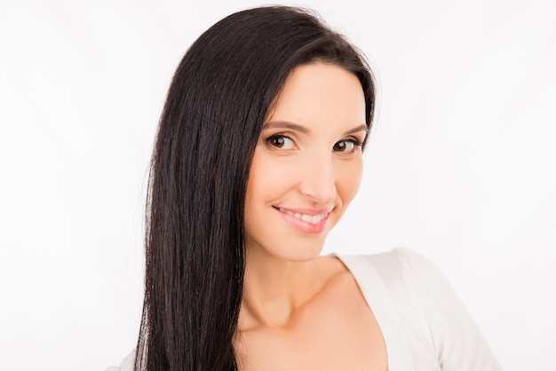 Belle femme brune dans un t-shirt blanc