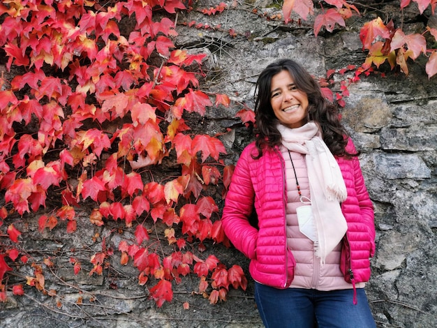 Belle femme brune espagnole posant dans un cadre floral naturel