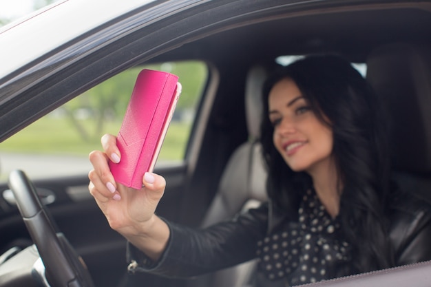 Belle Femme Brune Faisant Selfie Dans La Voiture