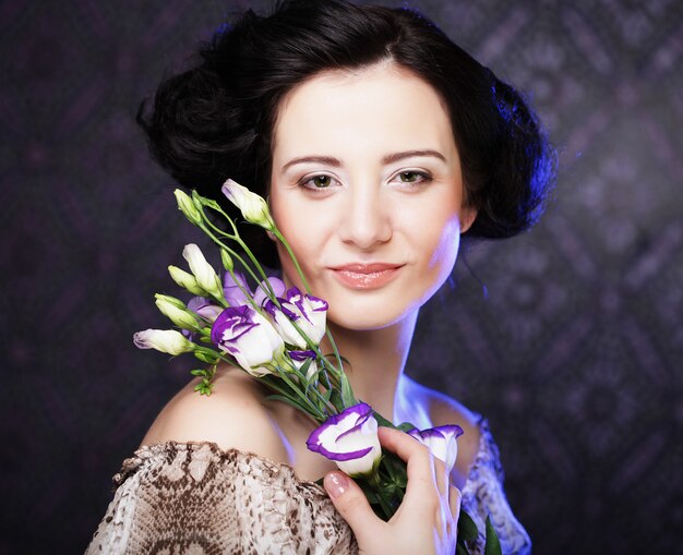 Belle femme brune avec des fleurs lilas