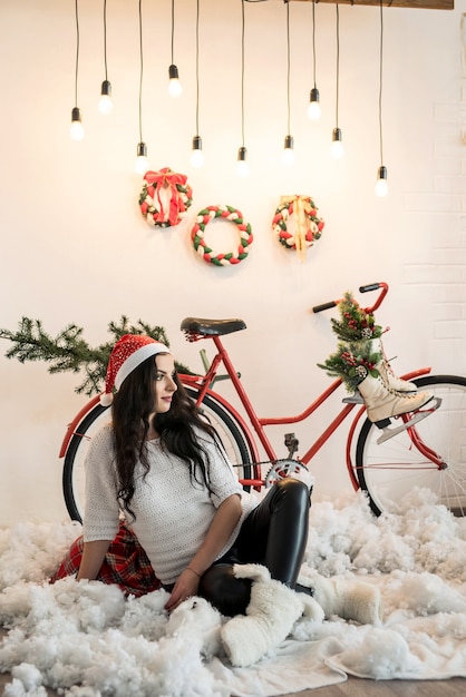 Belle femme brune posant au studio de Noël