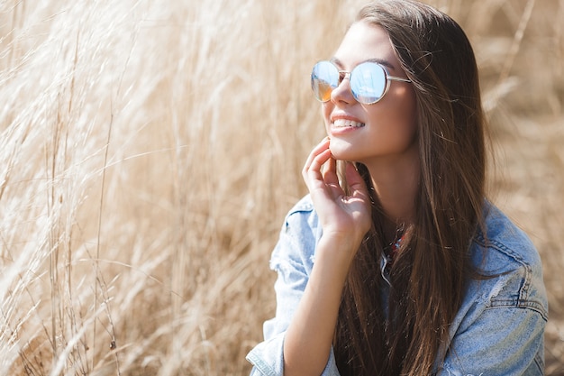 Belle femme brune posant dans le champ de blé