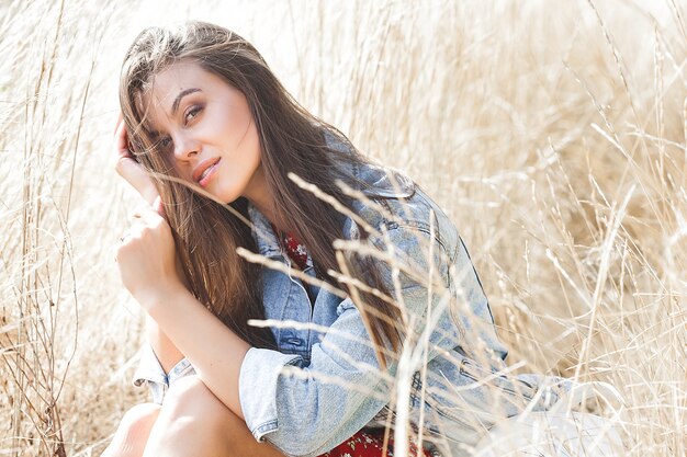 Belle femme brune posant dans le champ de blé