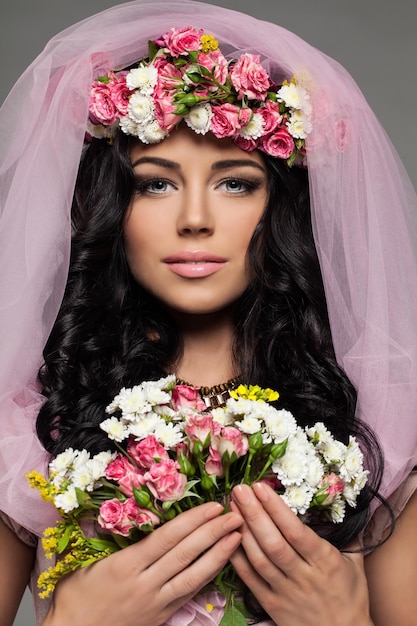 Belle Femme Brune Tenant Fleurs Été Avec Maquillage Parfait Longs Cheveux Bouclés