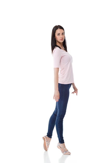 Belle femme brune en tshirt rose