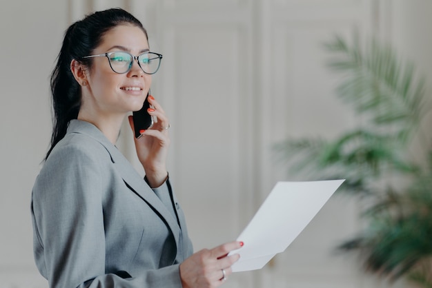 Belle femme brune vérifiant les documents