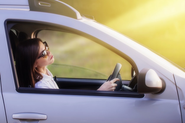 Belle femme brune en voiture se bouchent