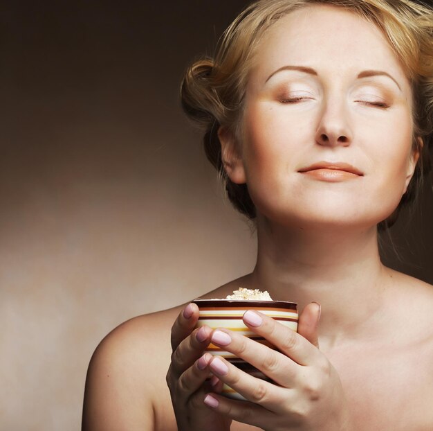 Belle femme buvant du café