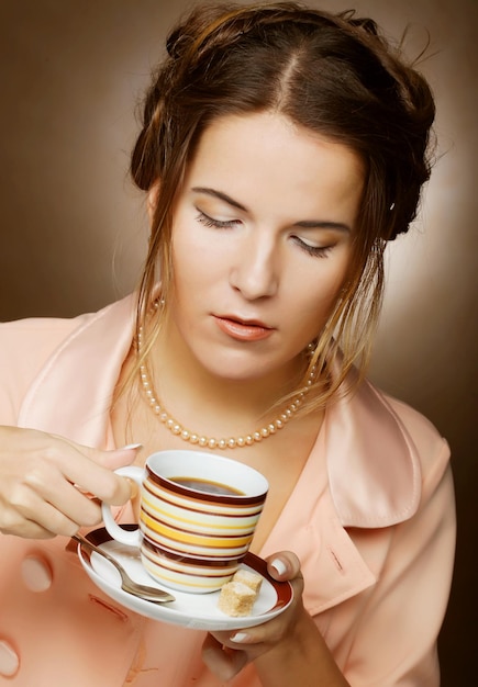 Belle femme buvant du café