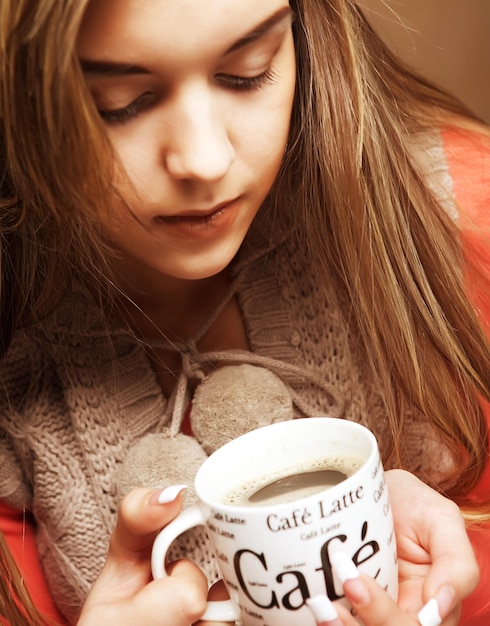 Belle femme buvant du café