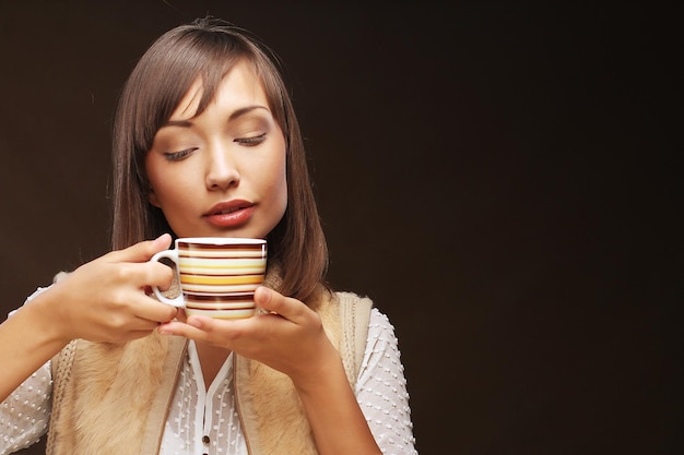 Belle femme buvant du café