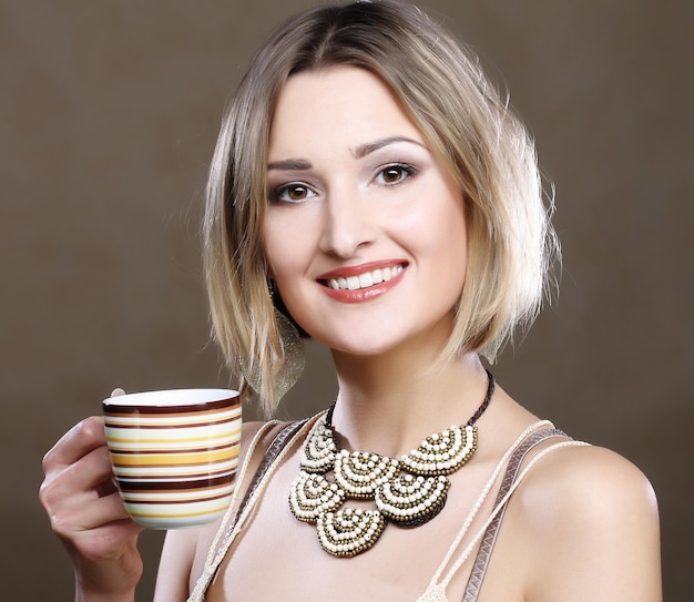 Belle femme buvant du café