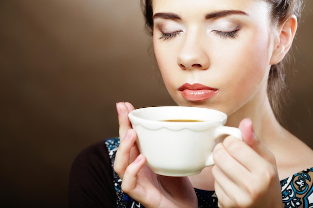 Belle femme buvant du café