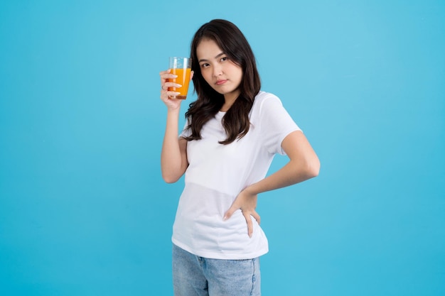 Belle femme buvant de l'orange dans un verre