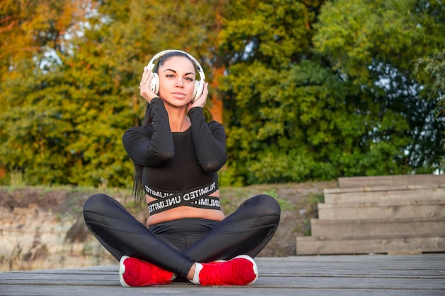 Belle femme avec un casque, écoutant de la musique./Fille - mélomane écoutant de la musique avec un casque.