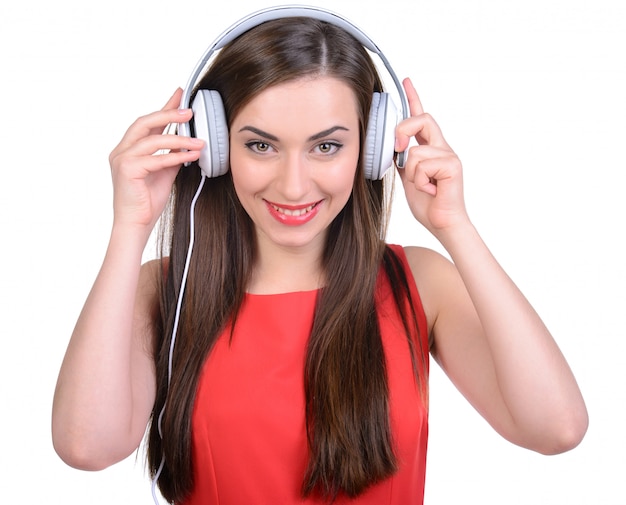 Belle femme avec un casque d&#39;écoute d&#39;une musique