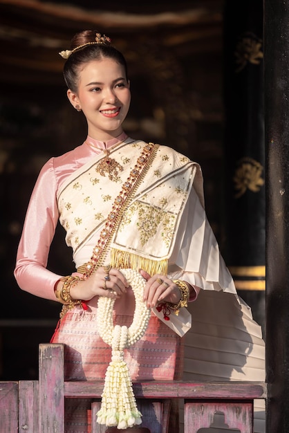 Une belle femme caucasienne dans la culture traditionnelle du costume thaïlandais Une belle femme asiatique en Thaïlande