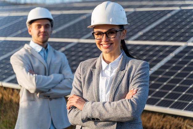 Belle femme caucasienne debout devant le panneau solaire