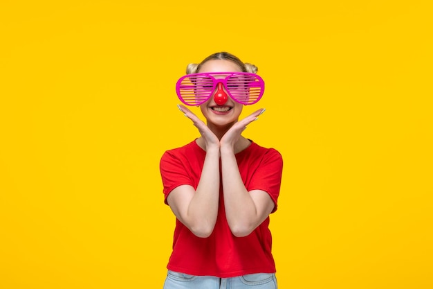 Belle femme caucasienne heureuse avec des lunettes de soleil drôles fond jaune fille dessin animé mignon