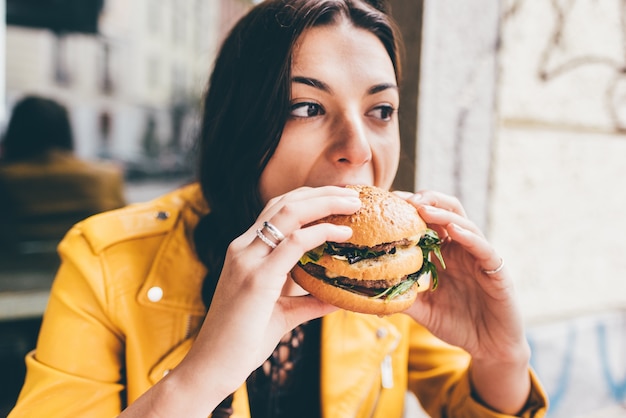 belle femme caucasienne manger