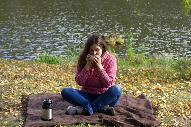 Belle femme caucasienne sur un pique-nique automne parc en plein air