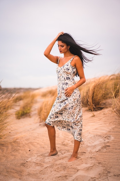 Belle femme caucasienne posant en plein air