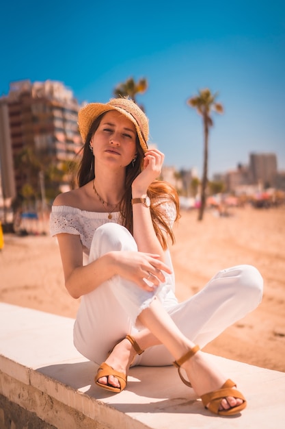 Belle femme caucasienne posant en plein air