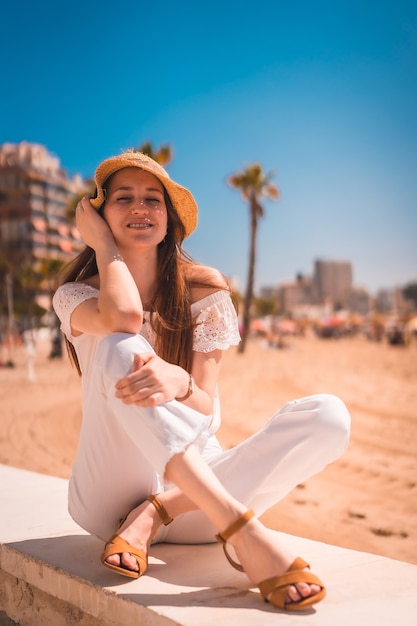 Belle femme caucasienne posant en plein air