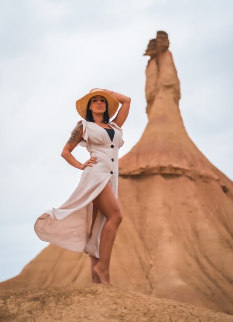 Belle femme caucasienne posant en plein air