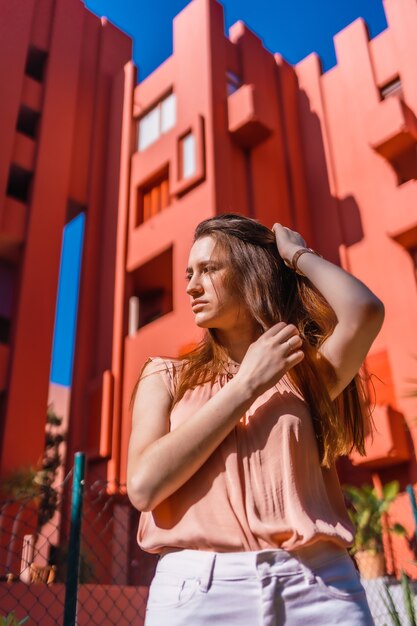 Belle femme caucasienne posant en plein air