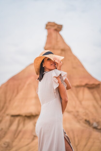 Belle femme caucasienne posant en plein air