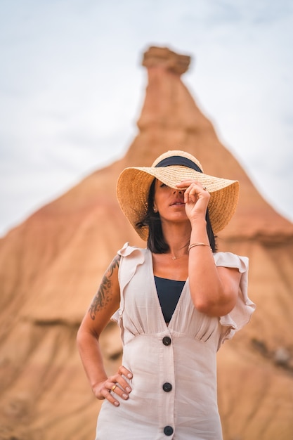 Belle femme caucasienne posant en plein air