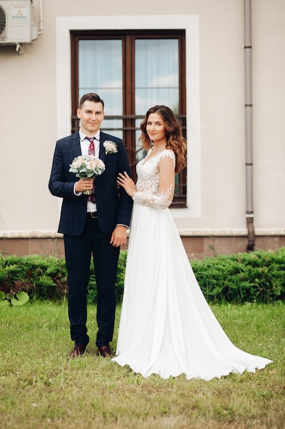 Belle femme caucasienne pose pour la caméra avec son beau mari